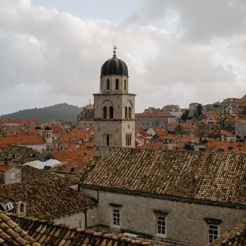Alter Klosterturm im historischen Stadtzentrum