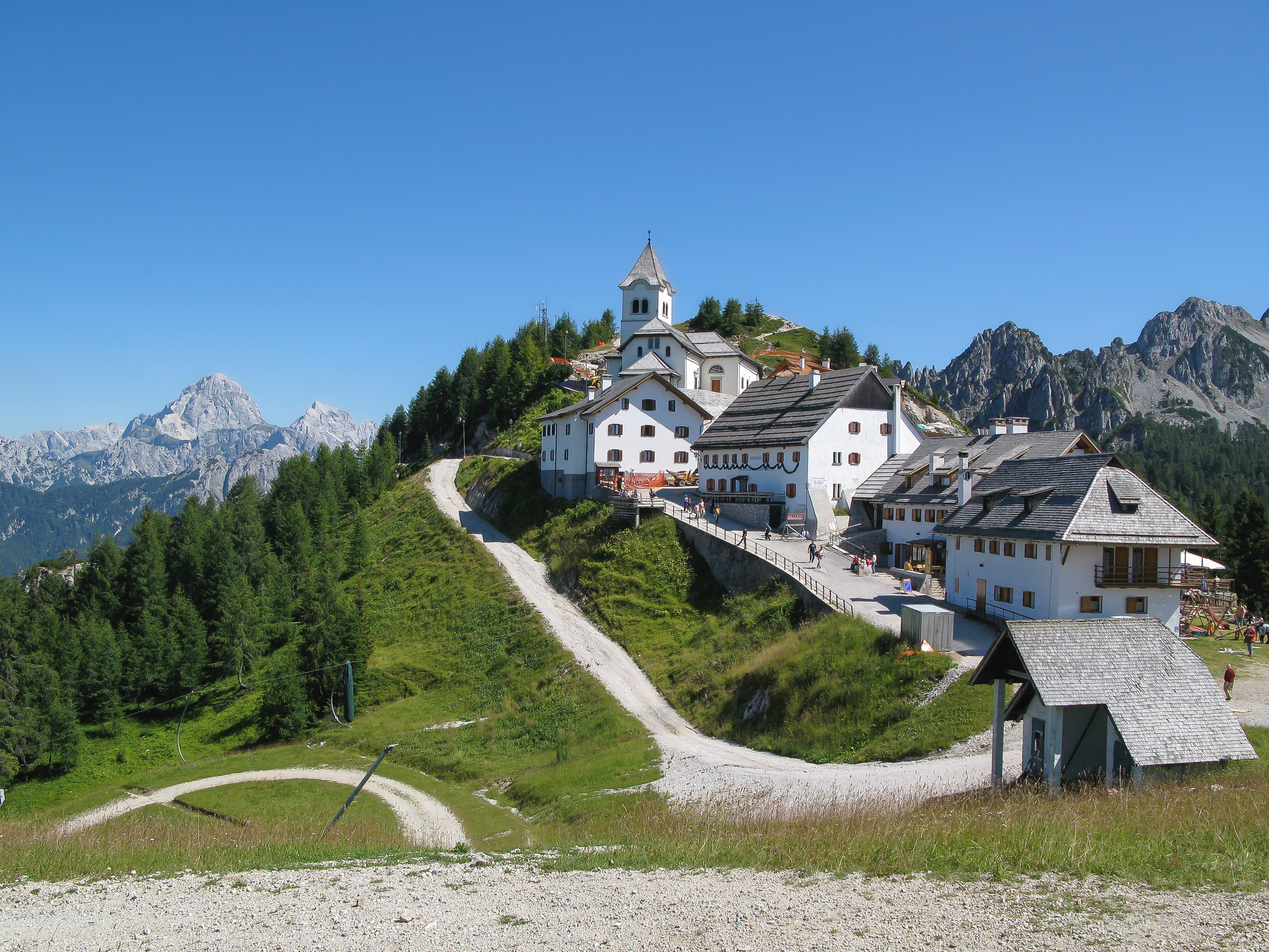 Eine Kirche und einige Häuser stehen auf einem Hügel