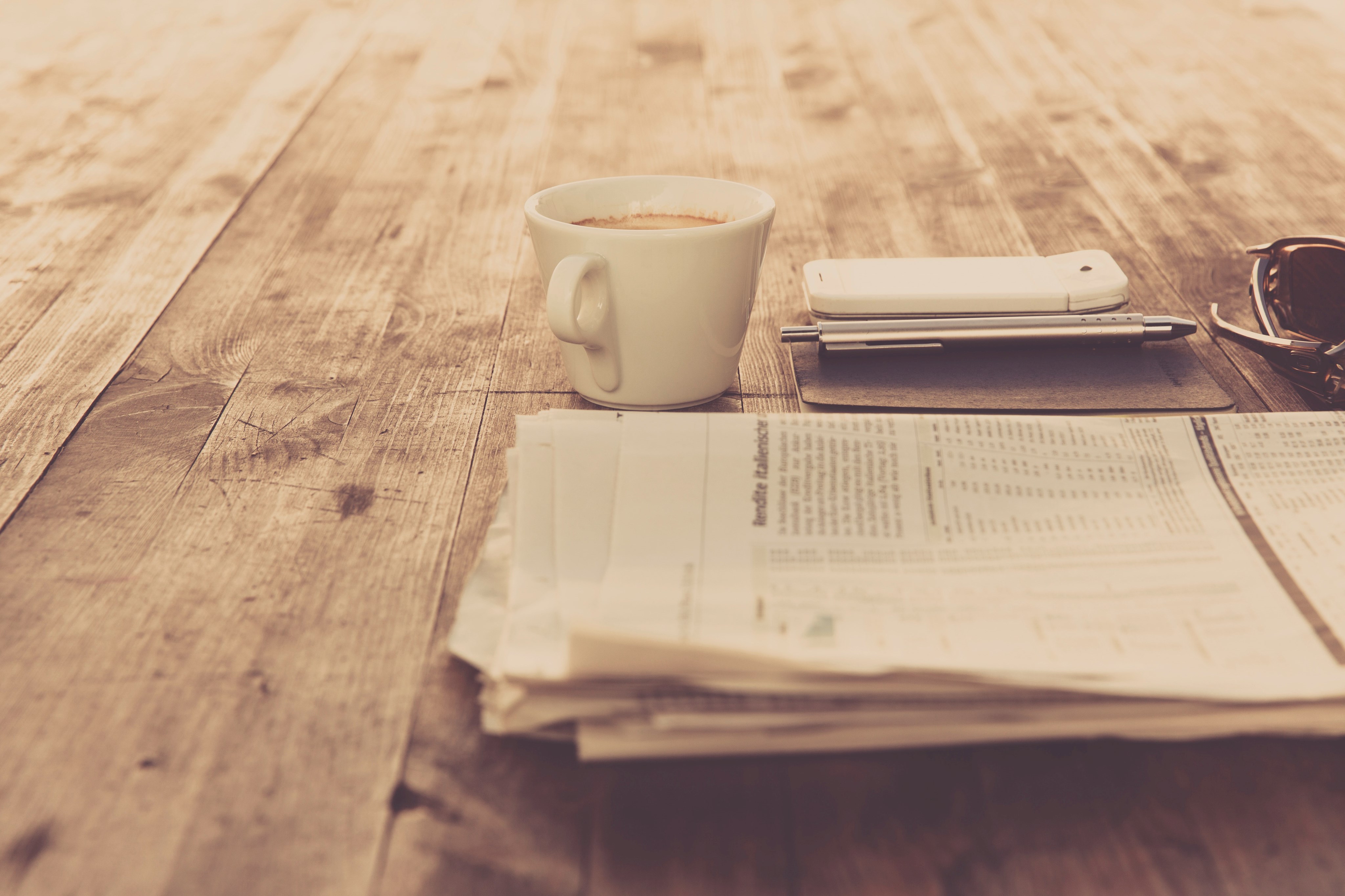 Kaffeetasse und Zeitung 