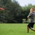 Junge wirft roten Frisbee 